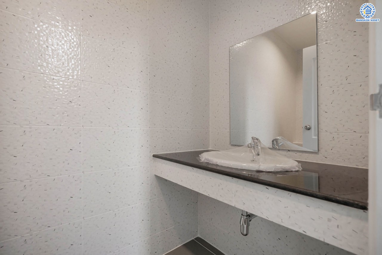 บ้านมือสองตกแต่งใหม่ สุดคุ้ม! โครงการ ภัสสร8 บางใหญ่ ดีไซน์สวย เนื้อที่ 50.7 ตร.ว. ฟังก์ชัน 4 ห้องนอน 3 ห้องน้ำ จอดรถได้ 2 คัน แต่งครบพร้อมอยู่ บนทำเลศักยภาพ โครงการติดถนนใหญ่ เข้า-ออกสะดวก ใกล้เซ็นทรัลเวสต์เกต รถไฟฟ้า "สถานีตลาดบางใหญ่" และจุดขึ้นทางด่วน "ศรีรัช"